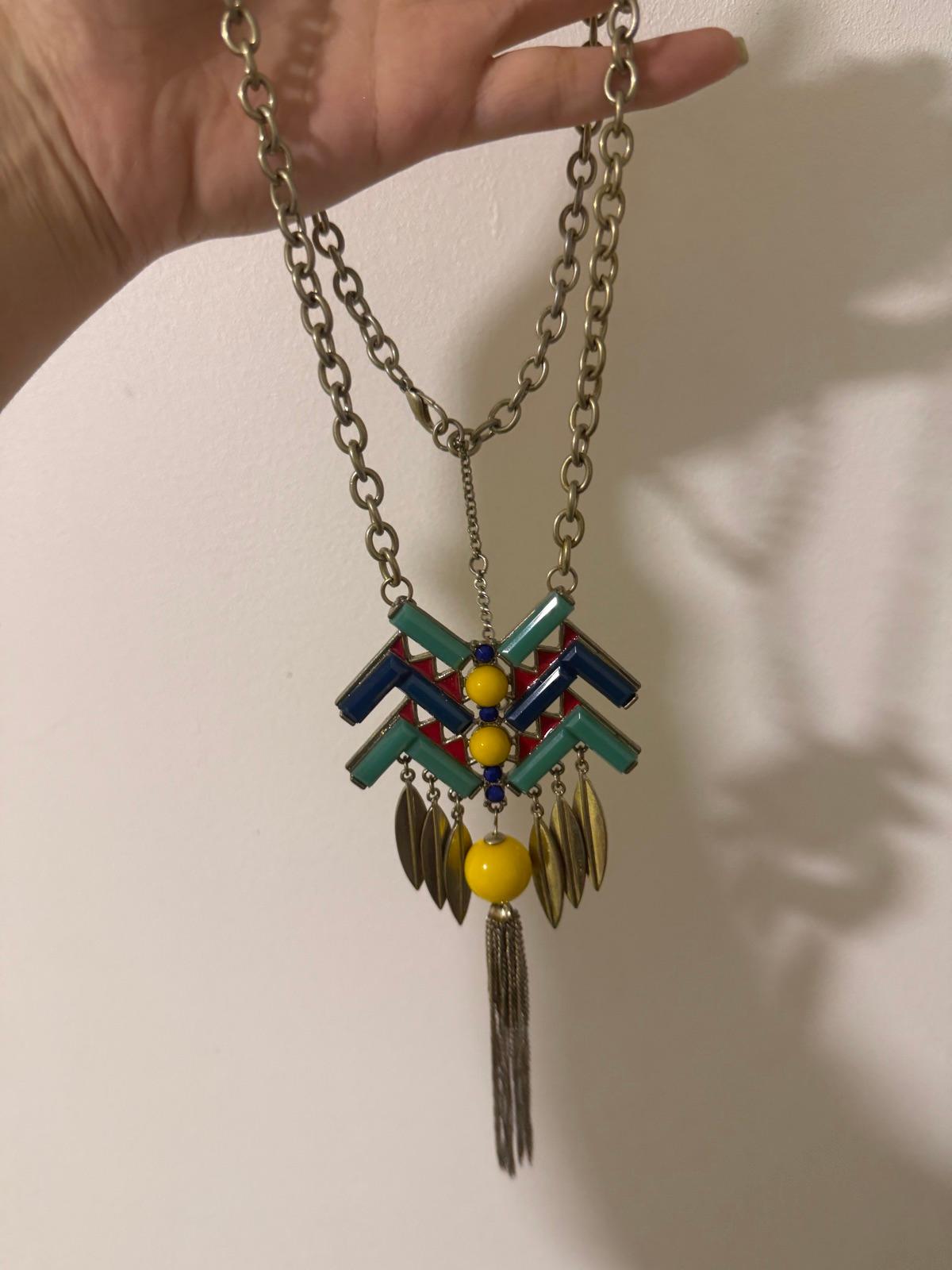 Collar de bisutería con diseño geométrico y flecos, foto 2 de 2