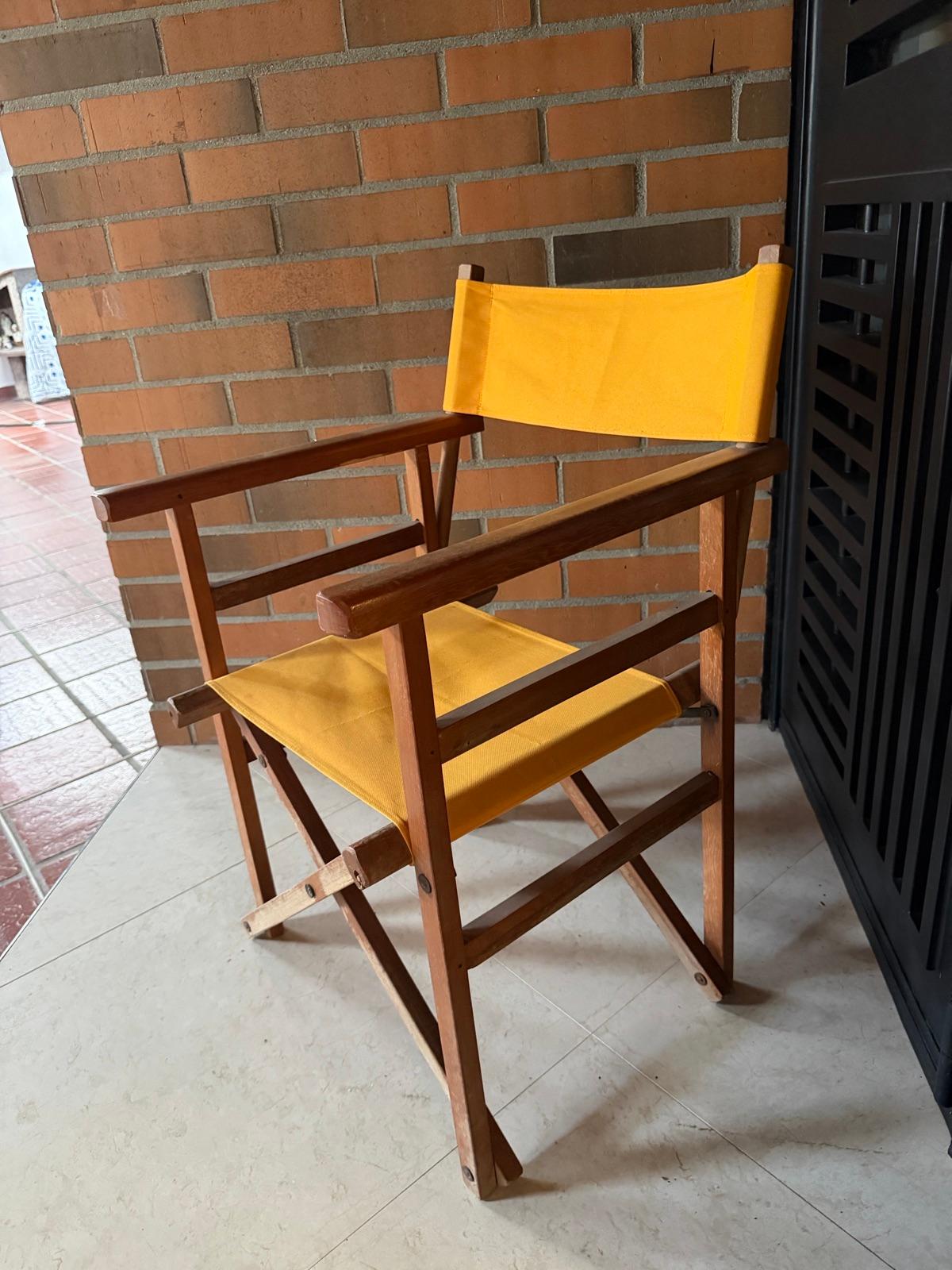 Silla plegable de madera y lona amarilla, foto 2 de 2