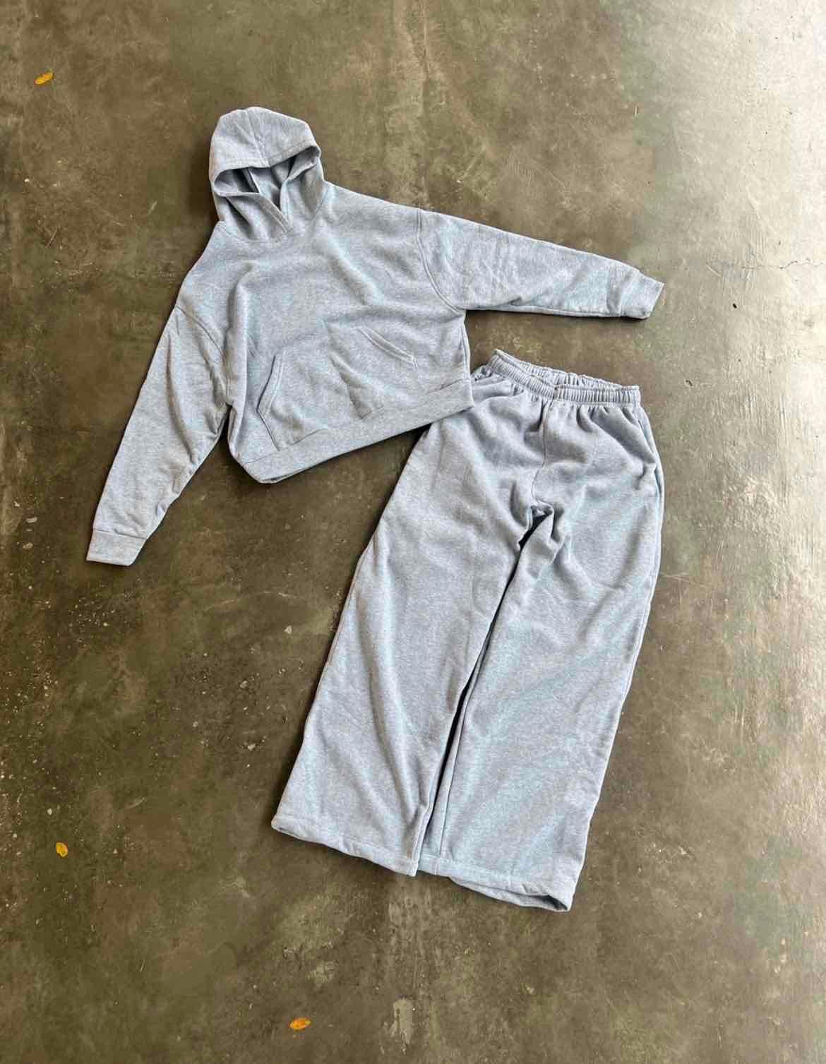 Conjunto de suéter con capucha y pantalón gris baggy, foto 1 de 1