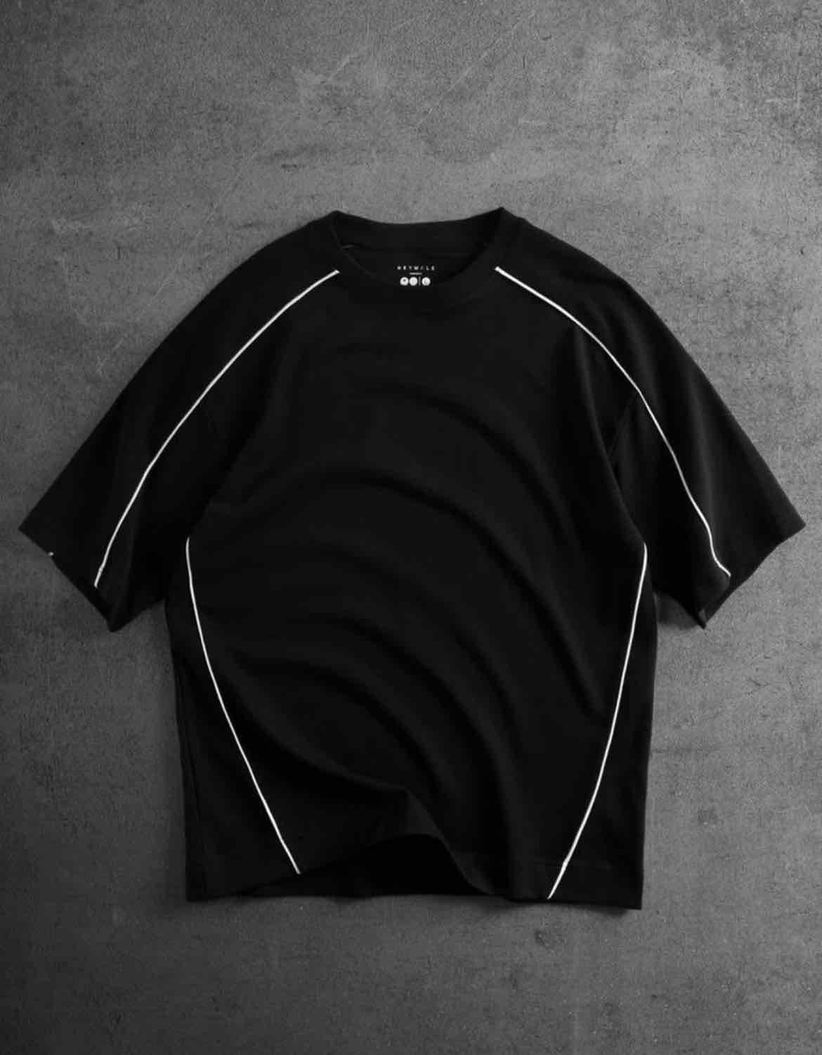 Camisa negra con líneas blancas oversize, foto 1 de 1