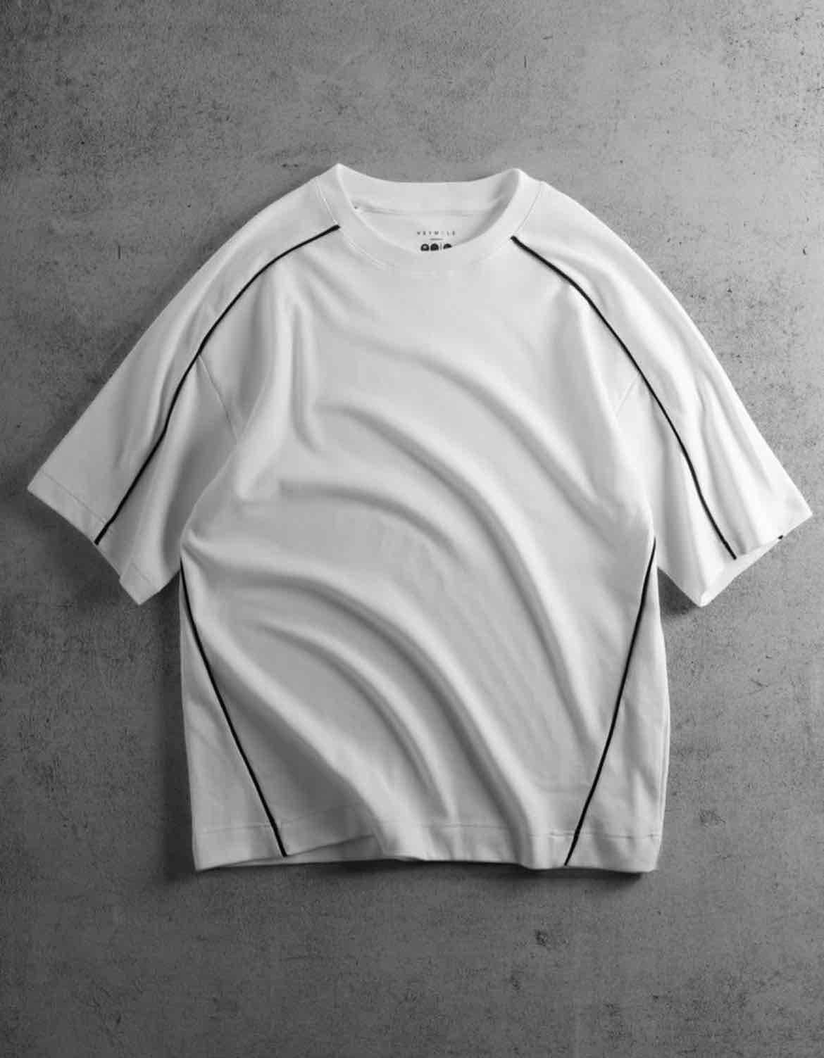 Camisa blanca de hombre con detalles oscuros oversize, foto 1 de 1