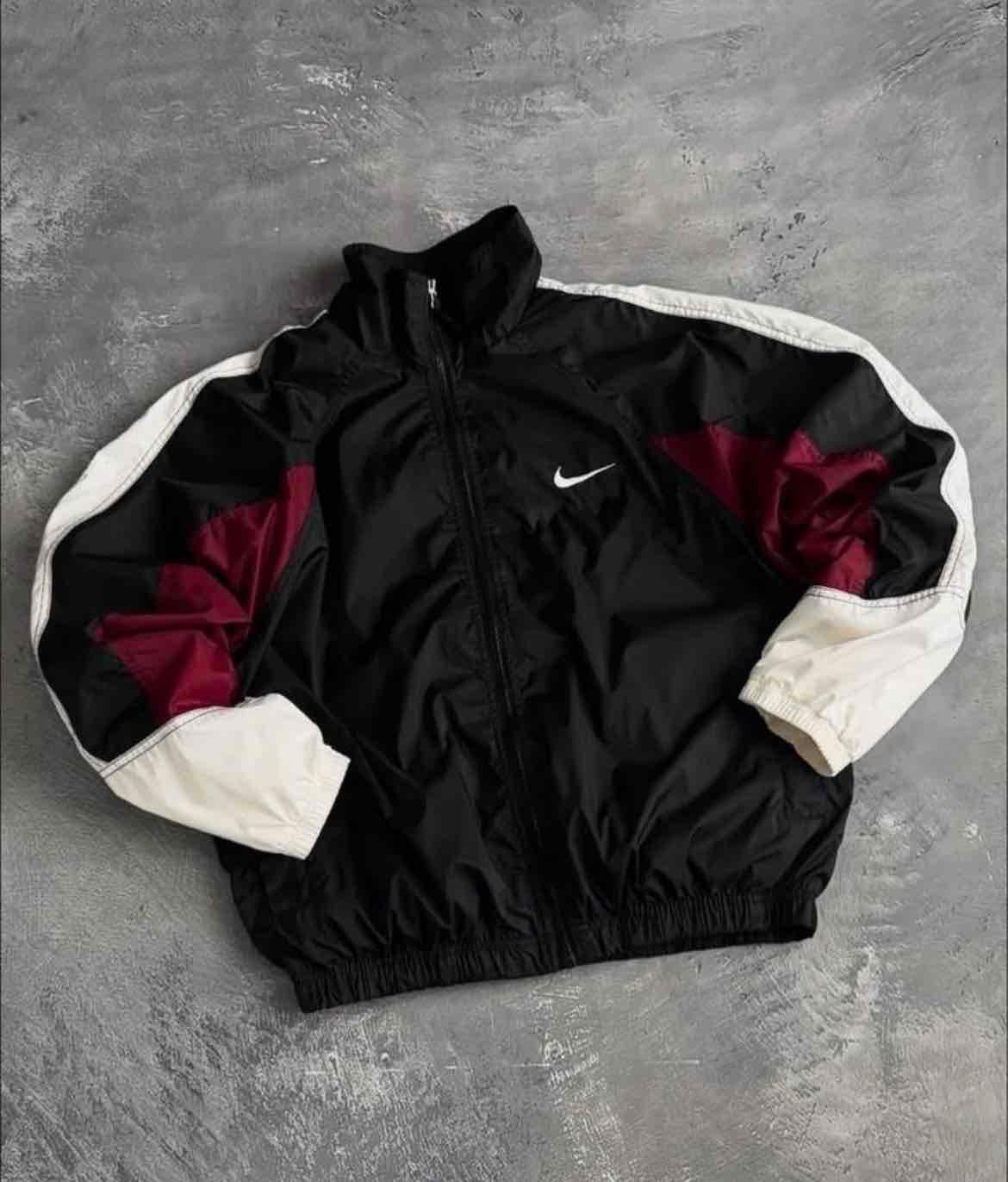 Chaqueta deportiva Nike negro blanco y vinotinto, foto 1 de 1