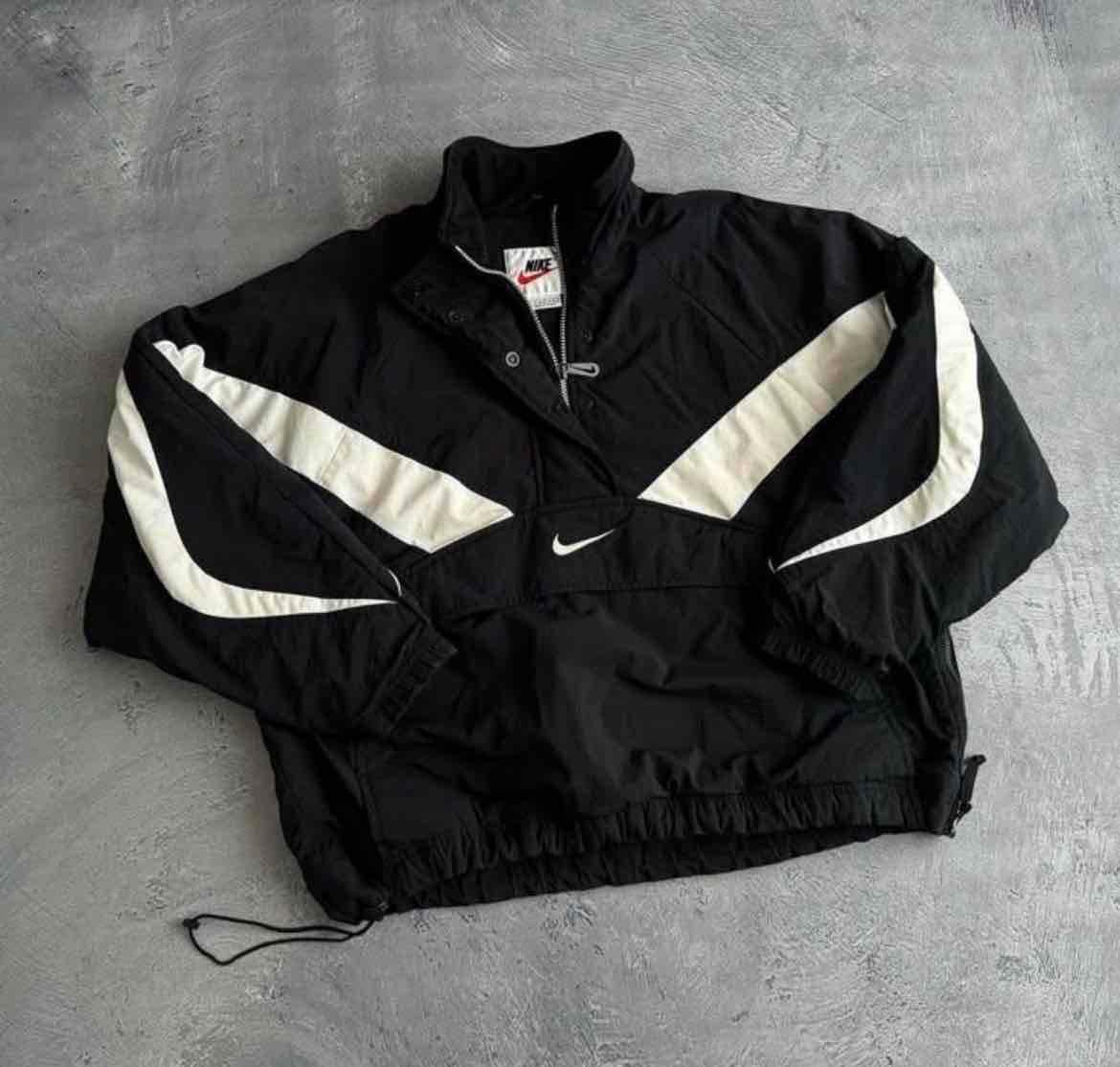 Chaqueta Cortavientos Nike Negra y Blanca, foto 1 de 1