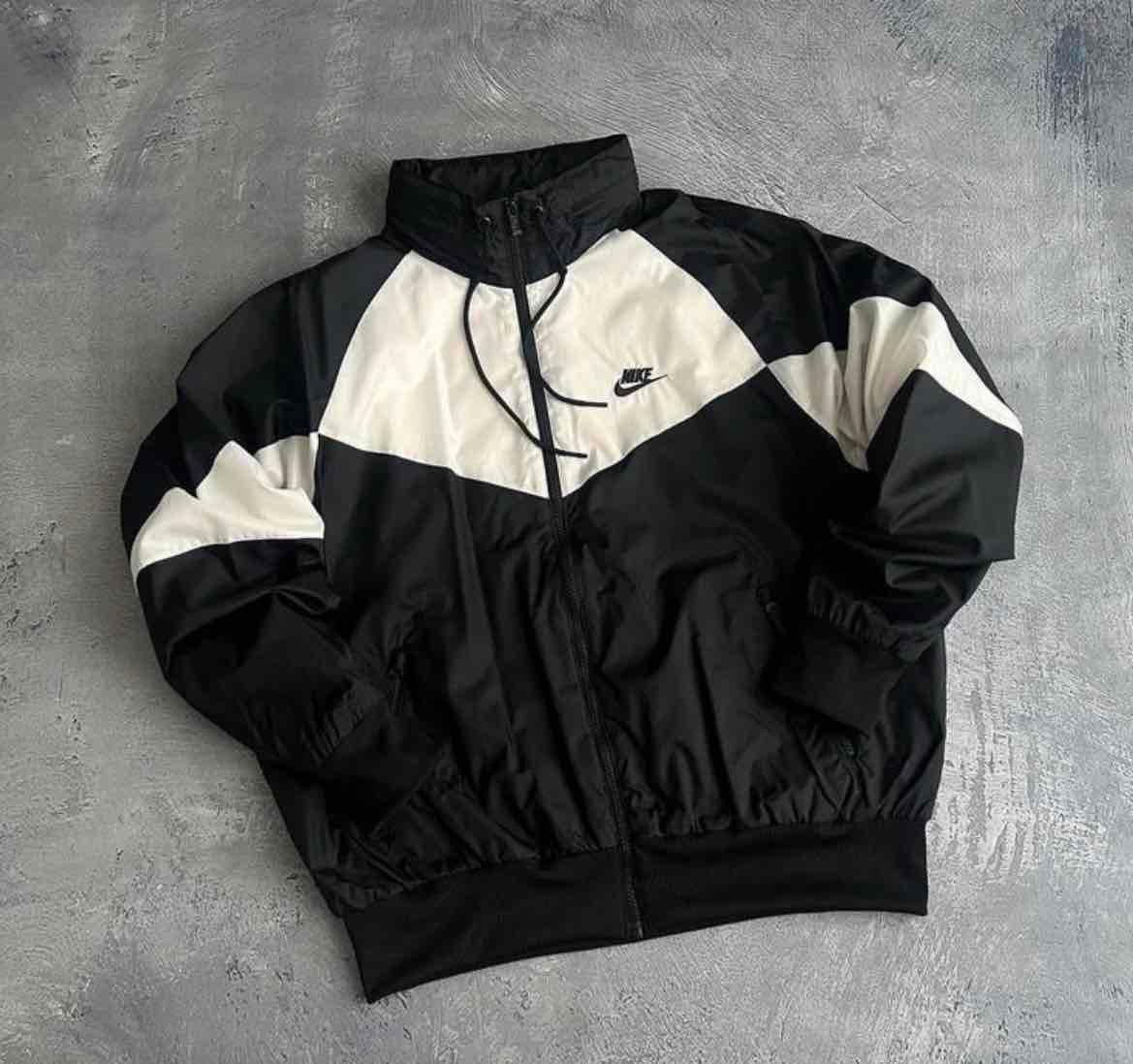 Chaqueta Nike Negra y Blanca, foto 1 de 1