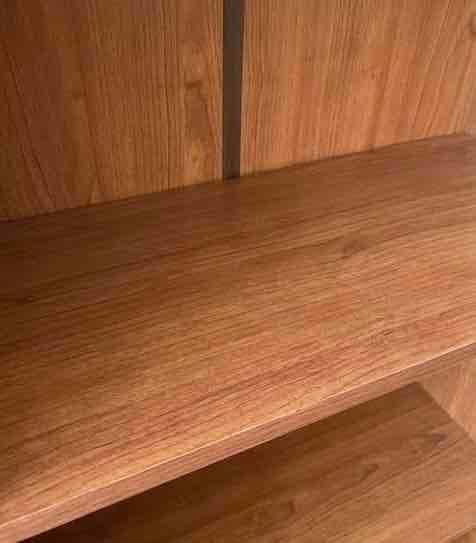 Librero de madera marrón con repisas, foto 3 de 5