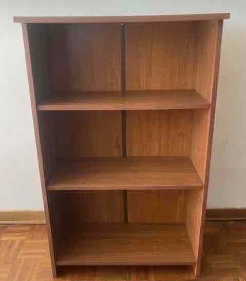 Librero de madera marrón con repisas, foto 2 de 5