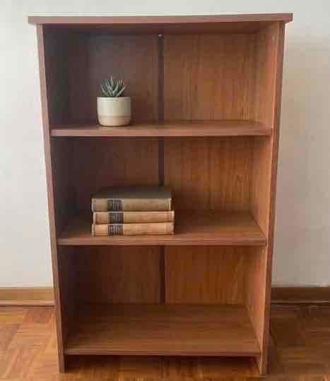 Librero de madera marrón con repisas, foto 4 de 5