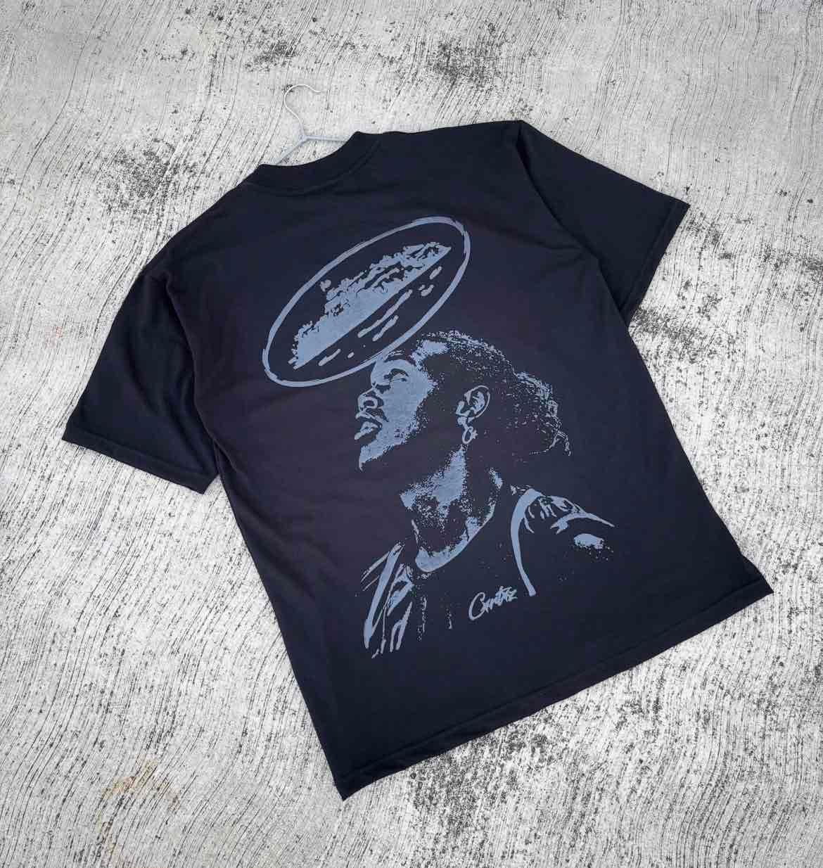Camisa negra con estampado gráfico, foto 1 de 1