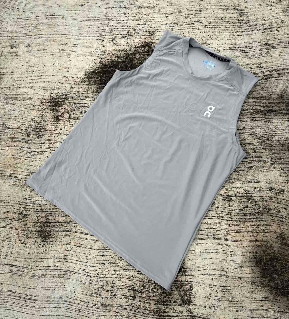 Camisa deportiva sin mangas gris, foto 1 de 1