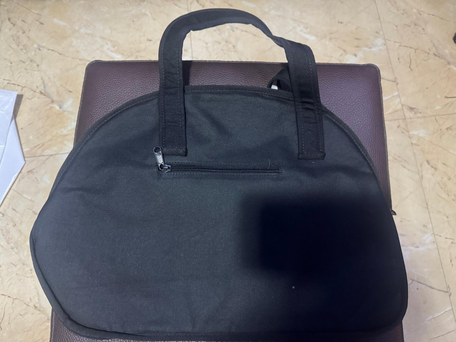 Cartera de mano estilo dibujo animado azul y blanco, foto 2 de 2