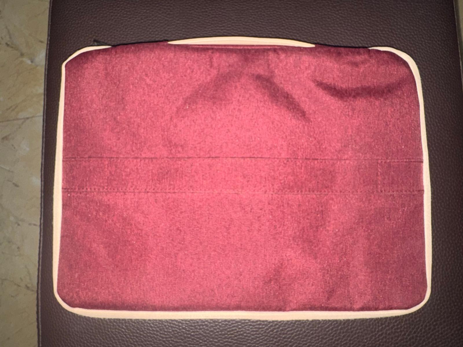 Funda para laptop burdeos con detalles beige, foto 2 de 2