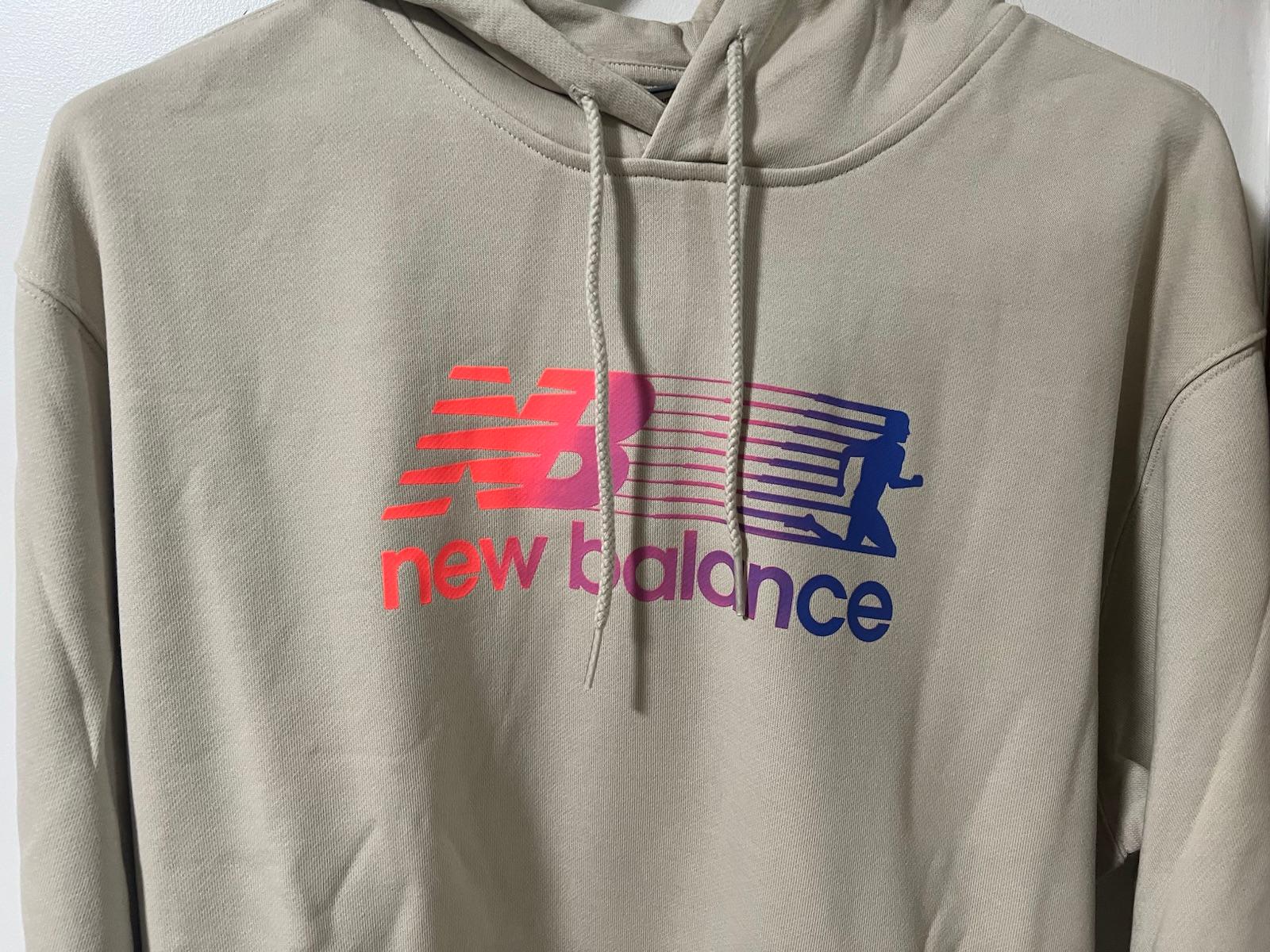 Sweater con capucha New Balance color beige, foto 2 de 3