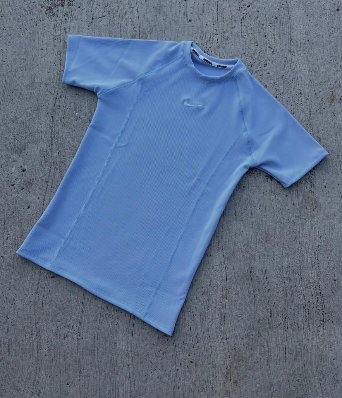 Camisa deportiva Nike celeste de manga corta, foto 1 de 1