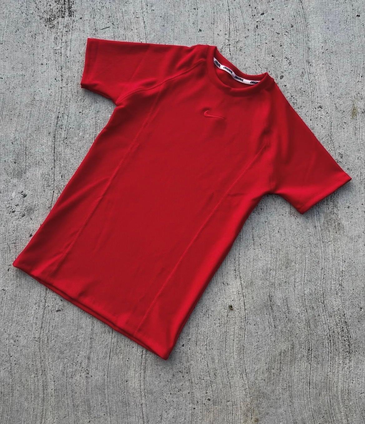 Camisa deportiva Nike roja de manga corta, foto 1 de 1