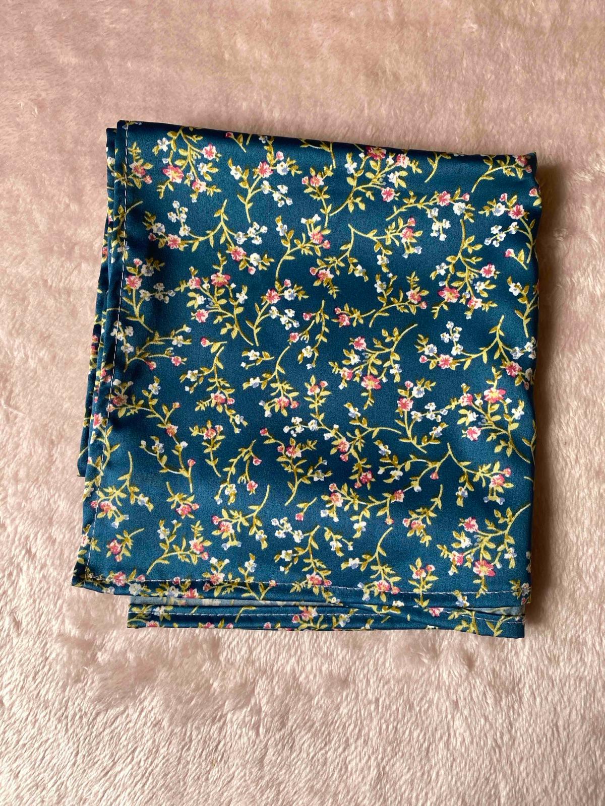 Pañuelo Azul con Estampado de Flores, foto 2 de 2