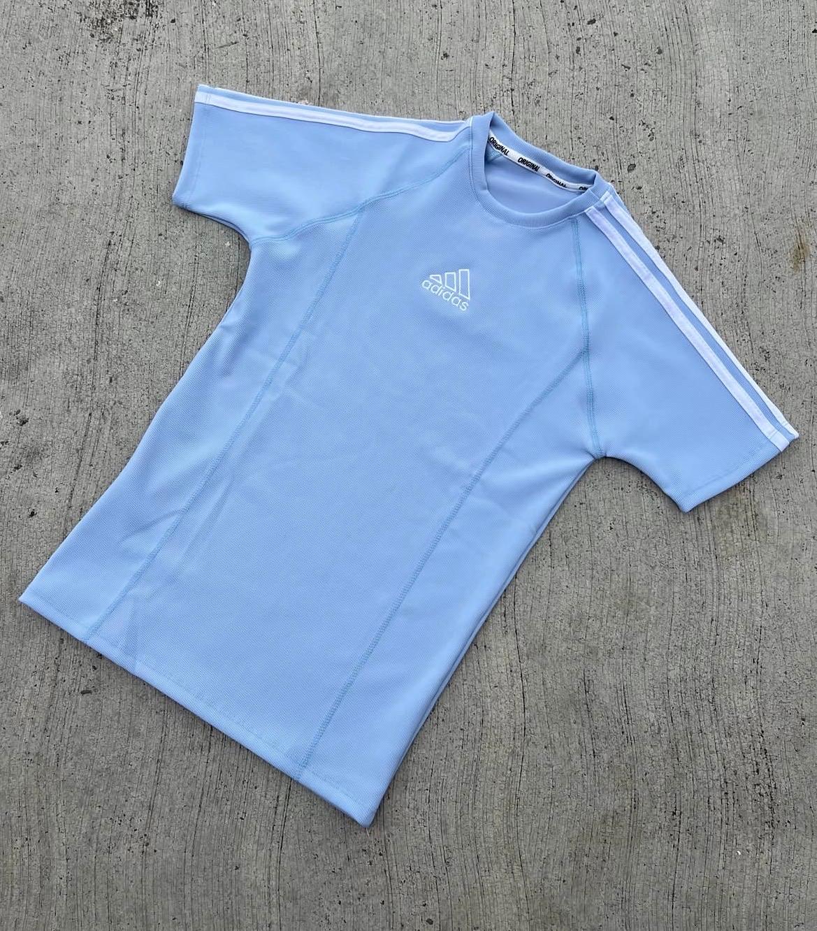 Camisa deportiva Adidas celeste de manga corta, foto 1 de 1