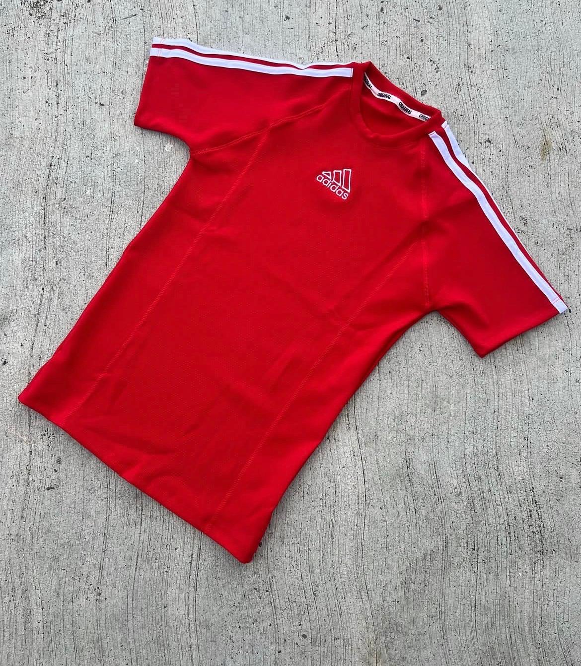 Camisa deportiva Adidas roja, foto 1 de 1