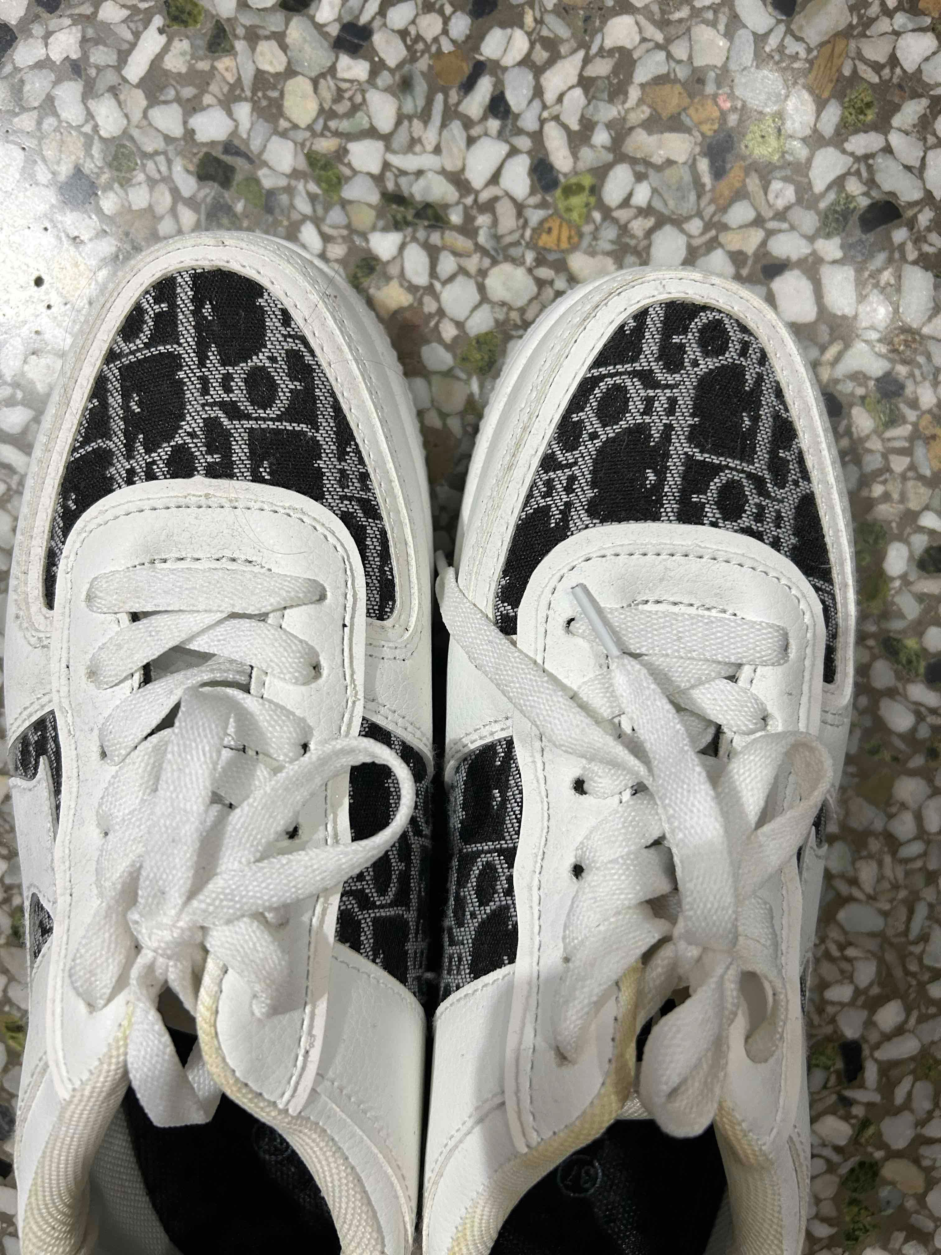 zapatos blancos con estampado en negro, foto 2 de 3