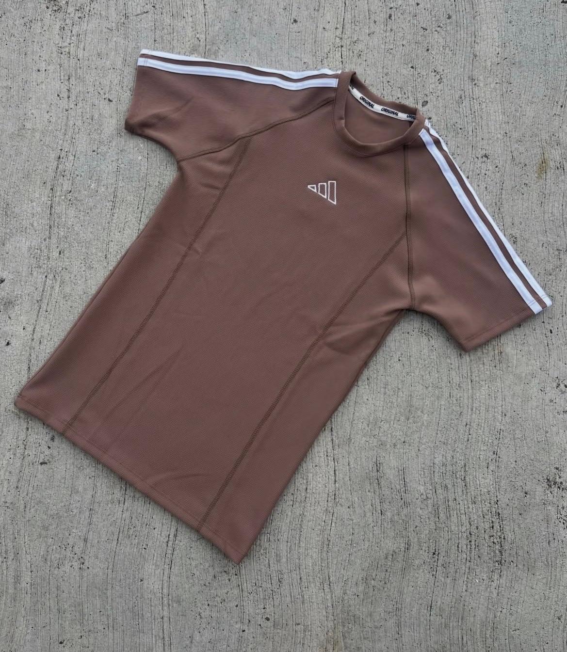 Camisa deportiva Adidas marrón con rayas blancas, foto 1 de 1