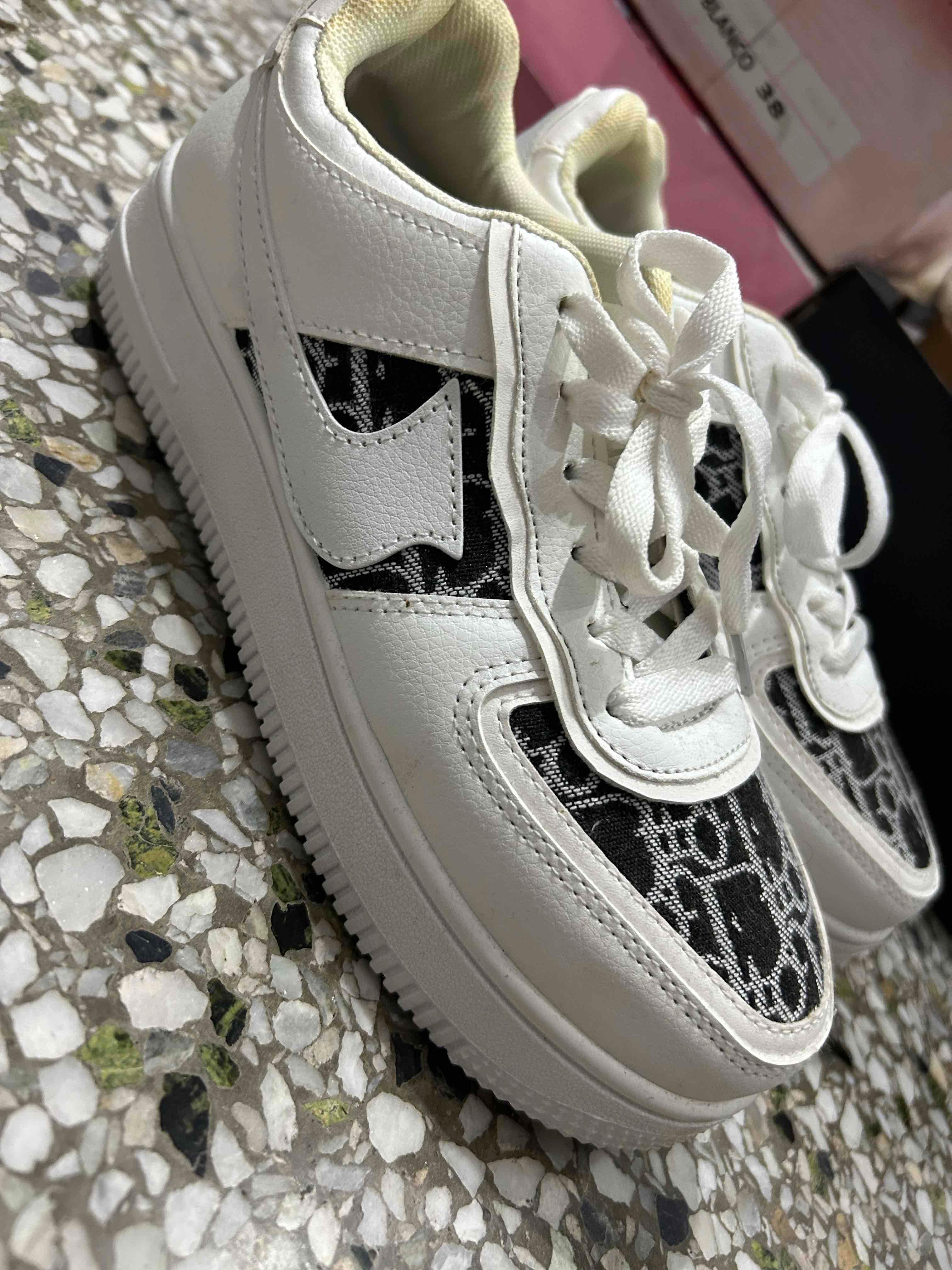 zapatos blancos con estampado en negro, foto 3 de 3