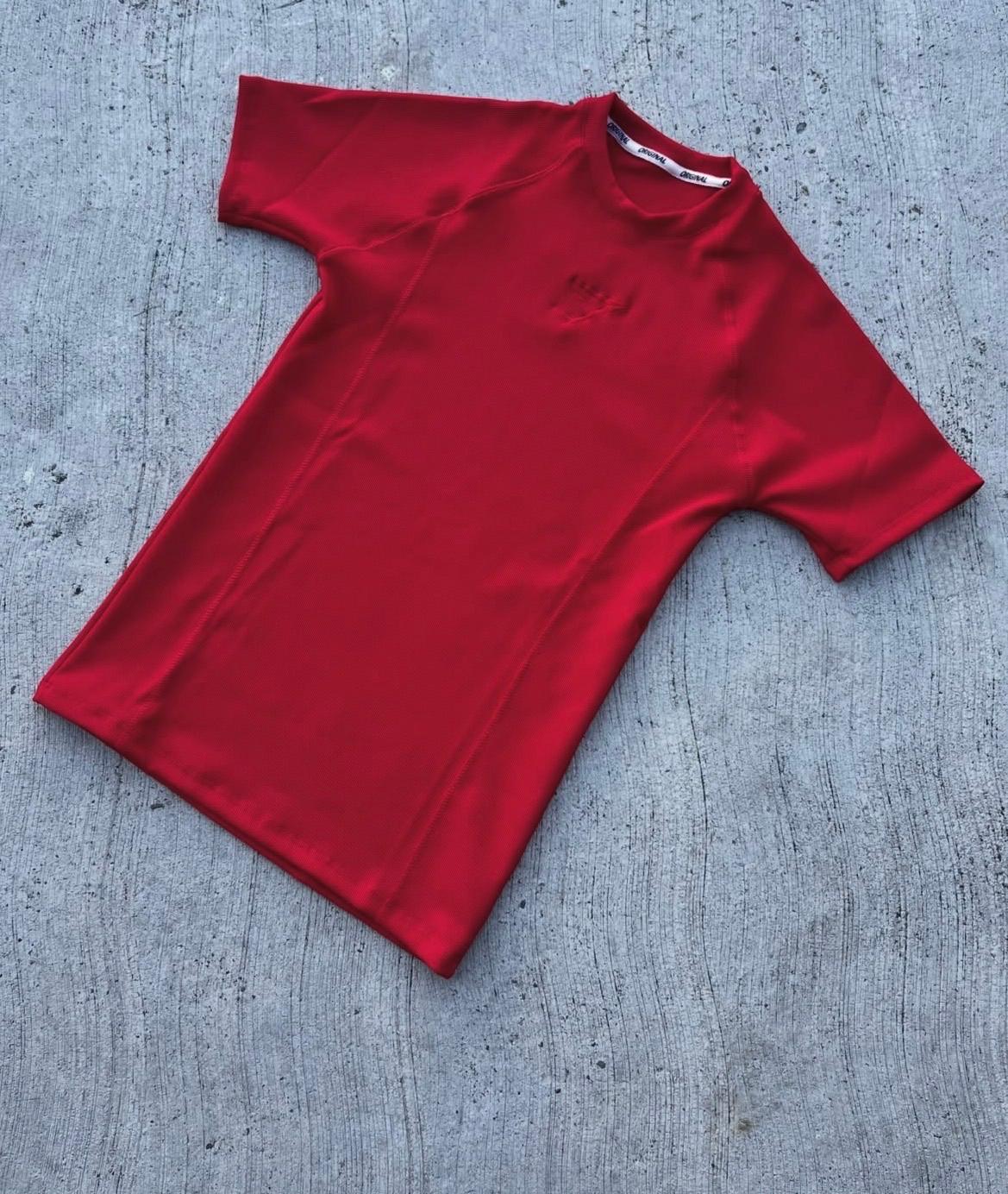 Camisa deportiva roja de manga corta, foto 1 de 1