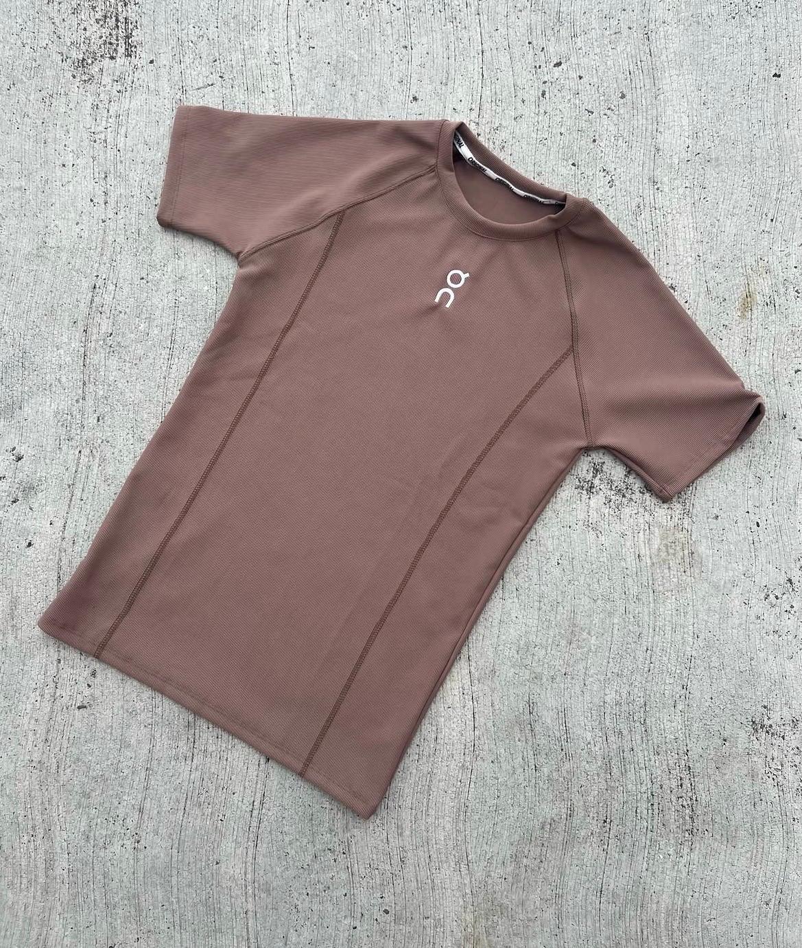 Camisa deportiva marrón On, foto 1 de 1