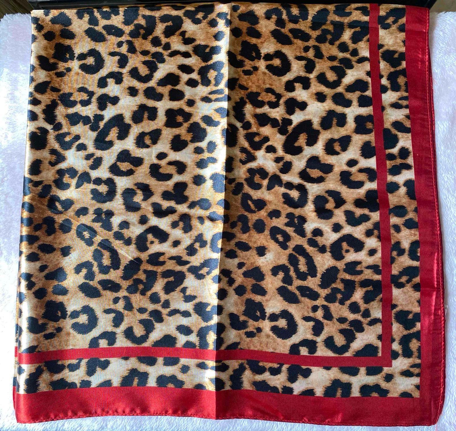 Pañoleta Estampado Leopardo con Borde Rojo, foto 2 de 2