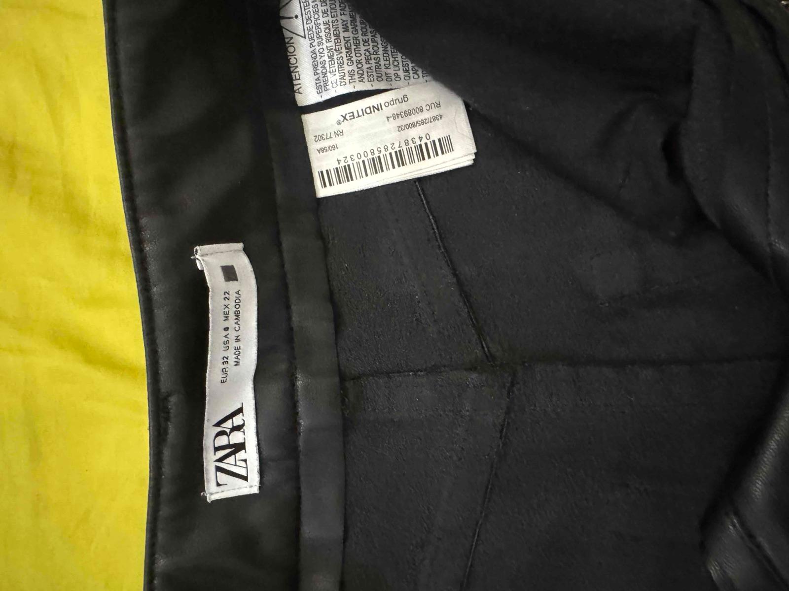 Pantalón ZARA negro efecto piel, foto 2 de 2