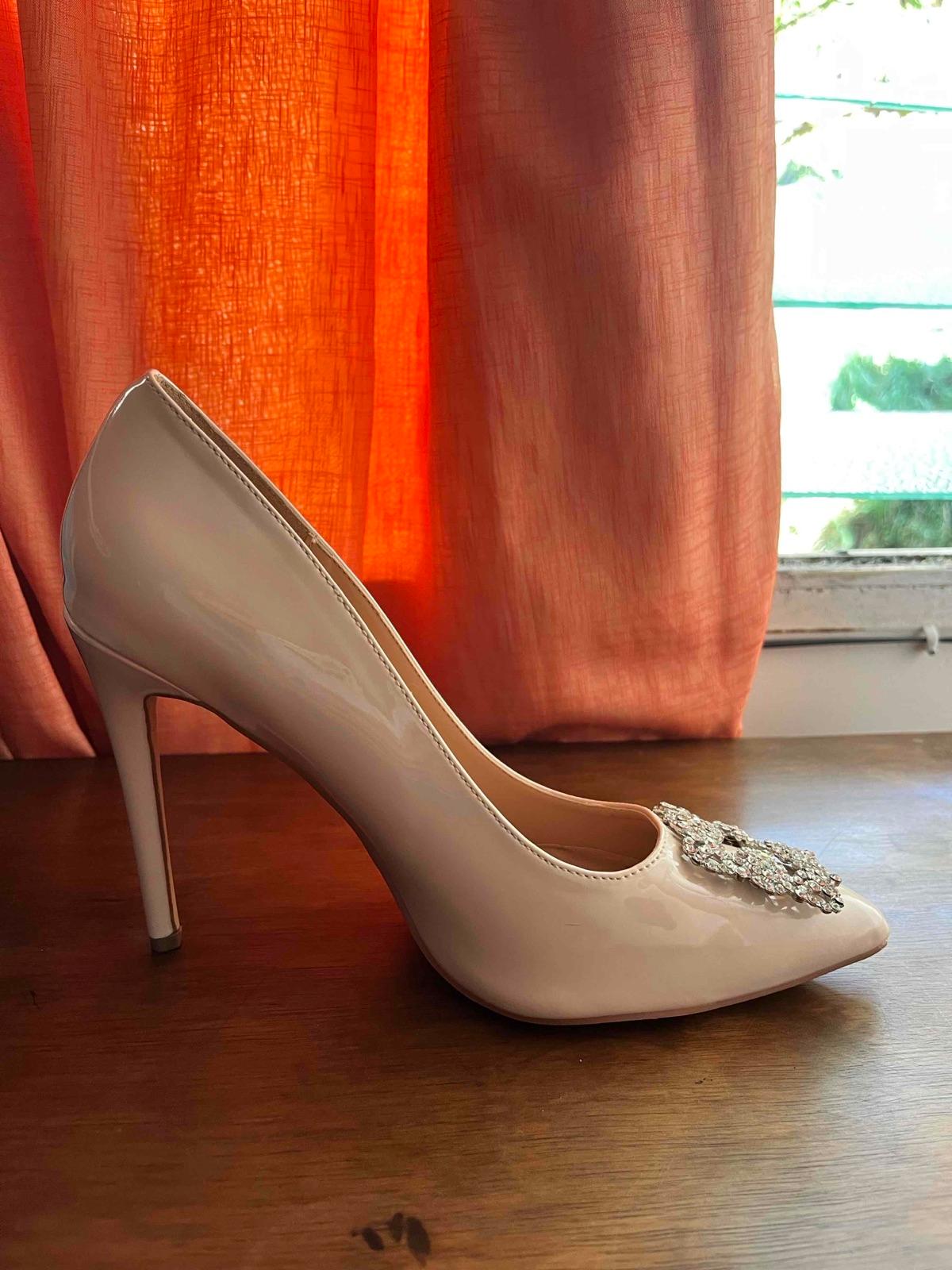 Zapatos de tacón beige con hebilla de pedrería, foto 2 de 5