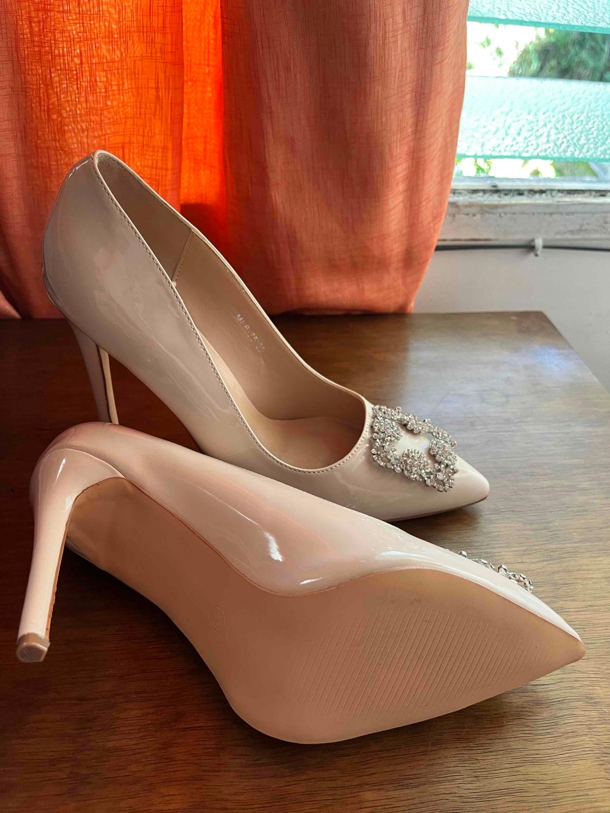 Zapatos de tacón beige con hebilla de pedrería, foto 3 de 5
