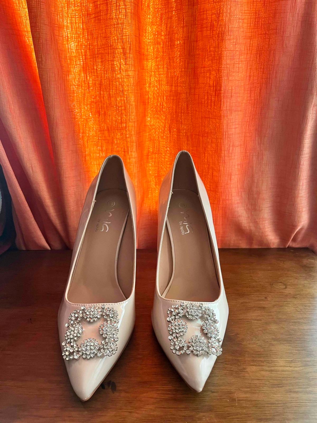 Zapatos de tacón beige con hebilla de pedrería, foto 5 de 5