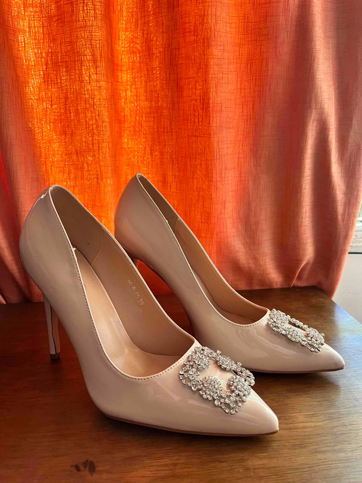 Zapatos de tacón beige con hebilla de pedrería, foto 4 de 5