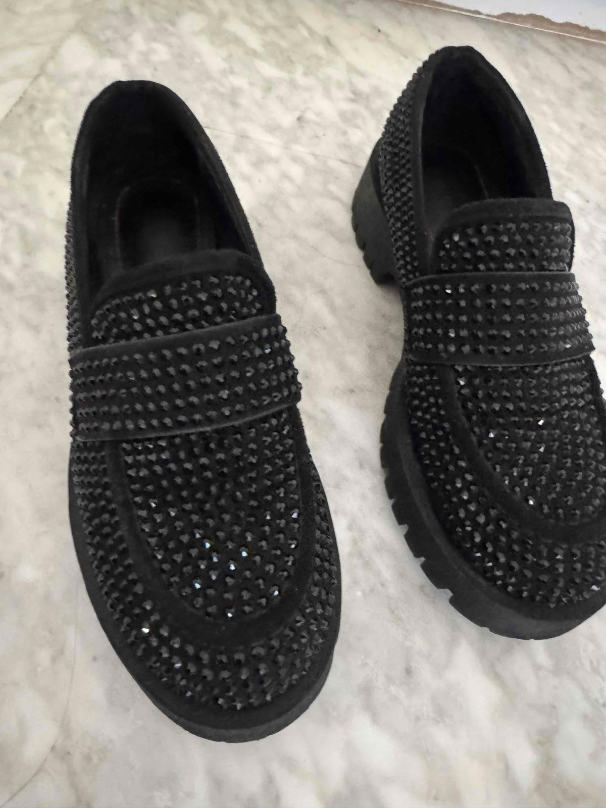Zapatos mocasines negros con pedrería y suela track, foto 4 de 5