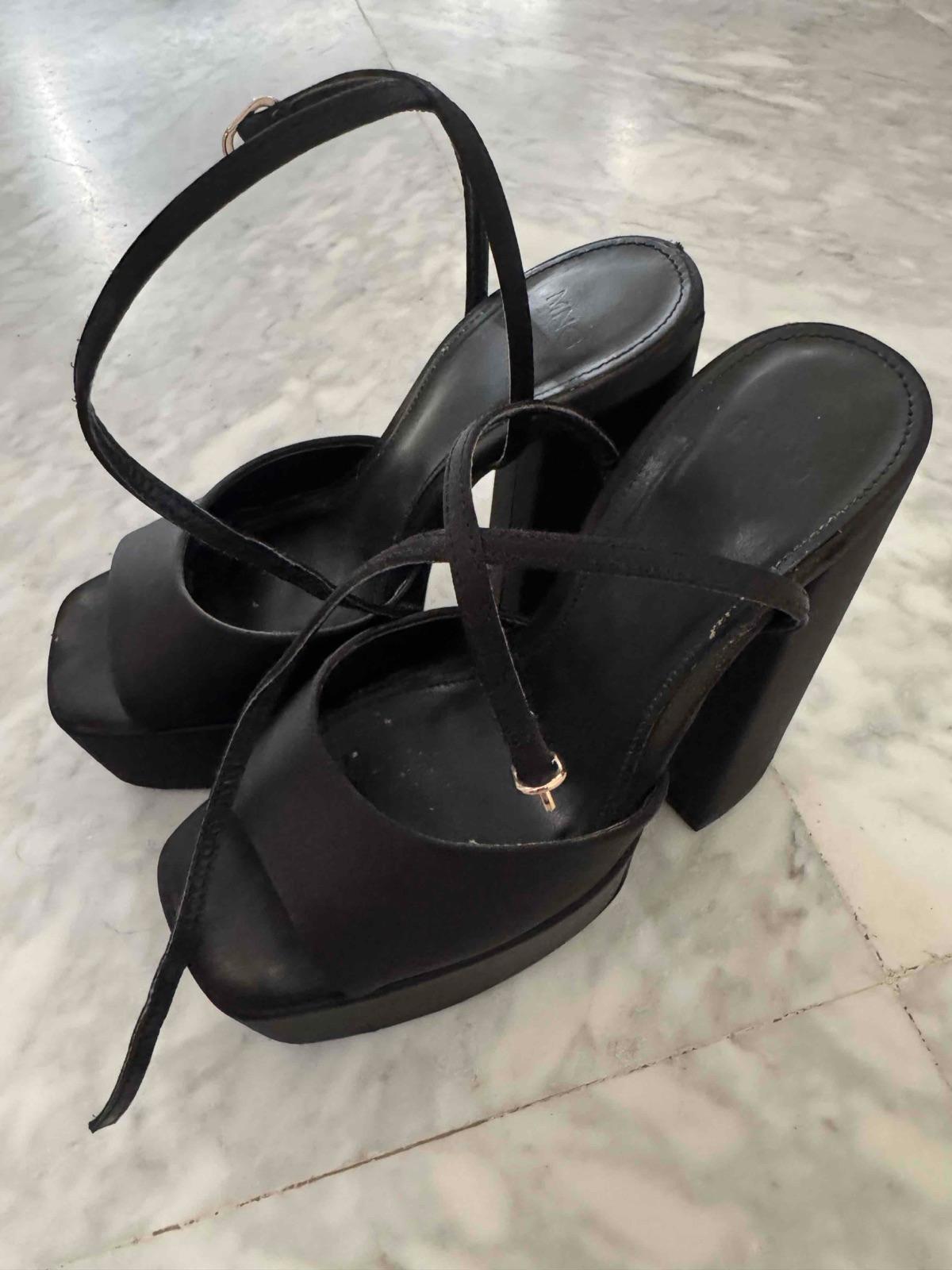 Zapatos negros de tacón alto y plataforma con correas, foto 2 de 4