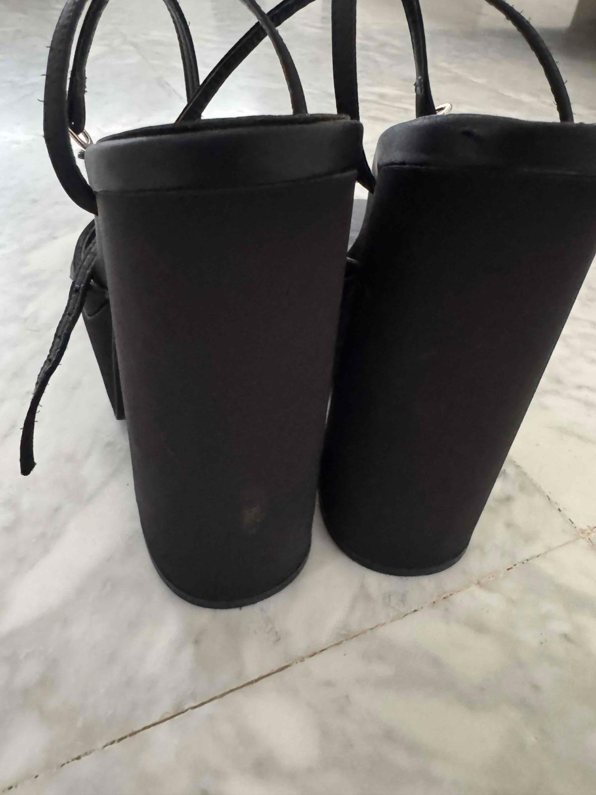 Zapatos negros de tacón alto y plataforma con correas, foto 4 de 4