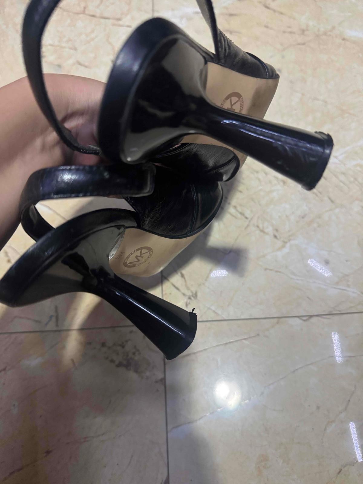 Zapatos de tacón alto negros Michael Kors, foto 4 de 4