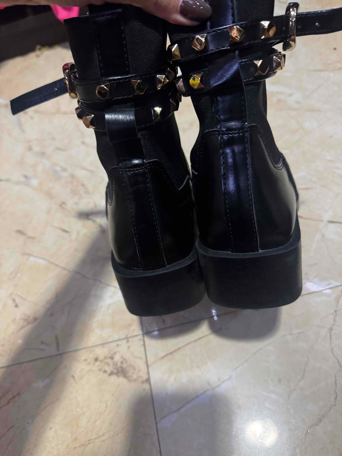 Botas negras de mujer con tachuelas, foto 3 de 4