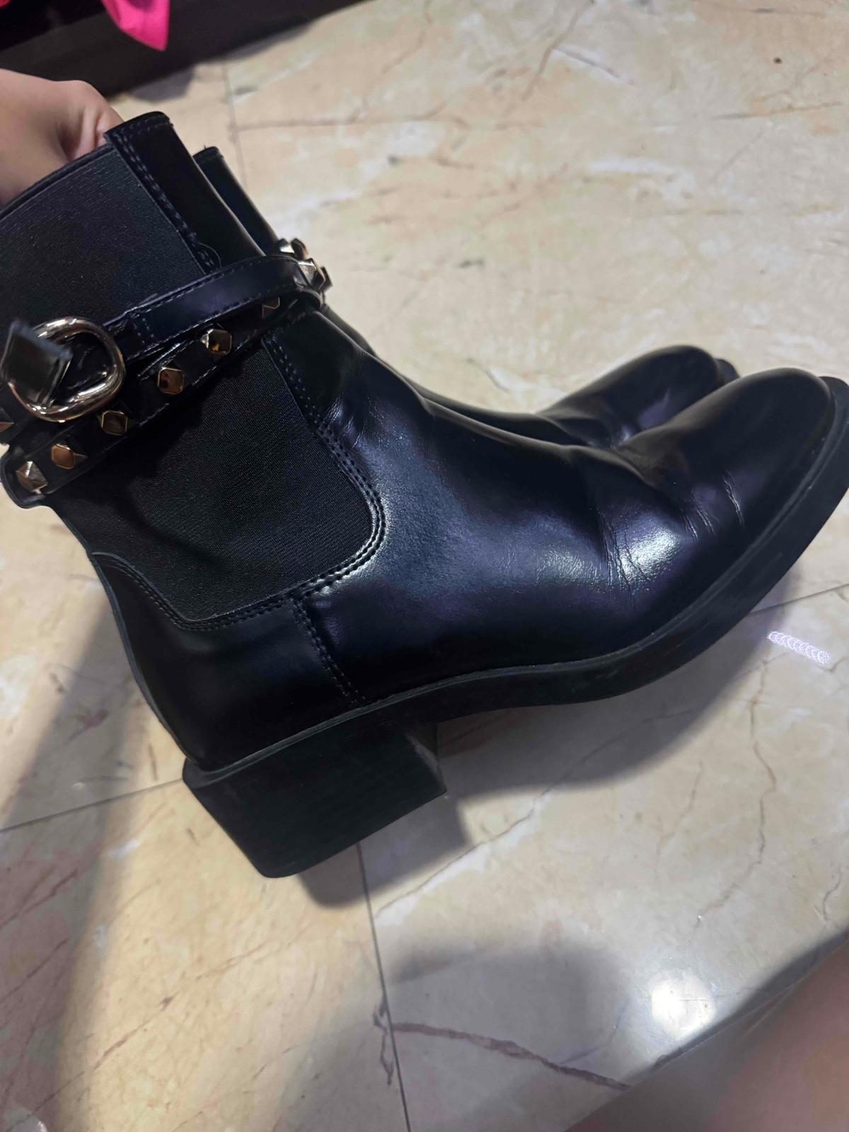 Botas negras de mujer con tachuelas, foto 4 de 4