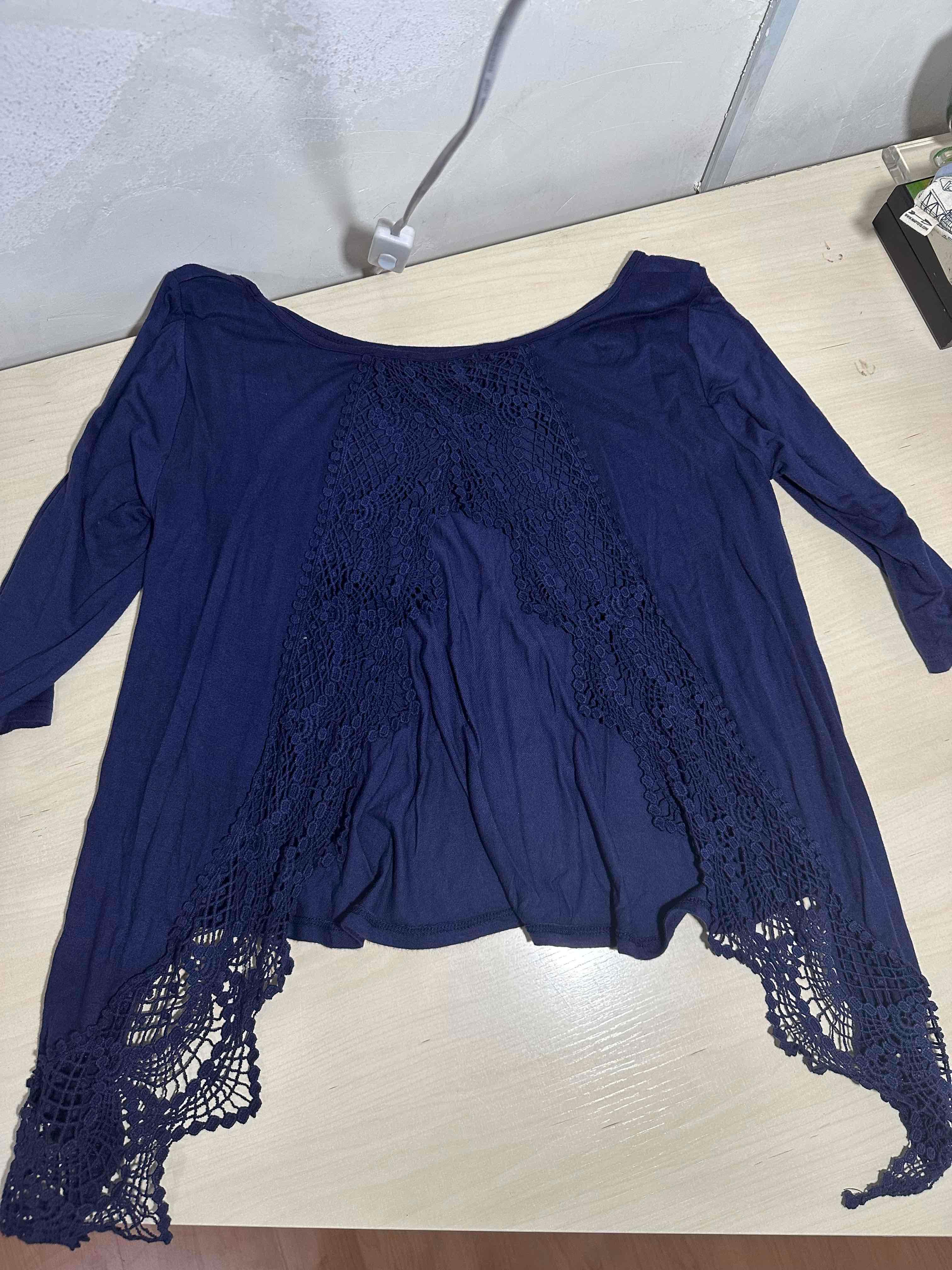 Camisa azul marino con escote atrás, foto 2 de 4
