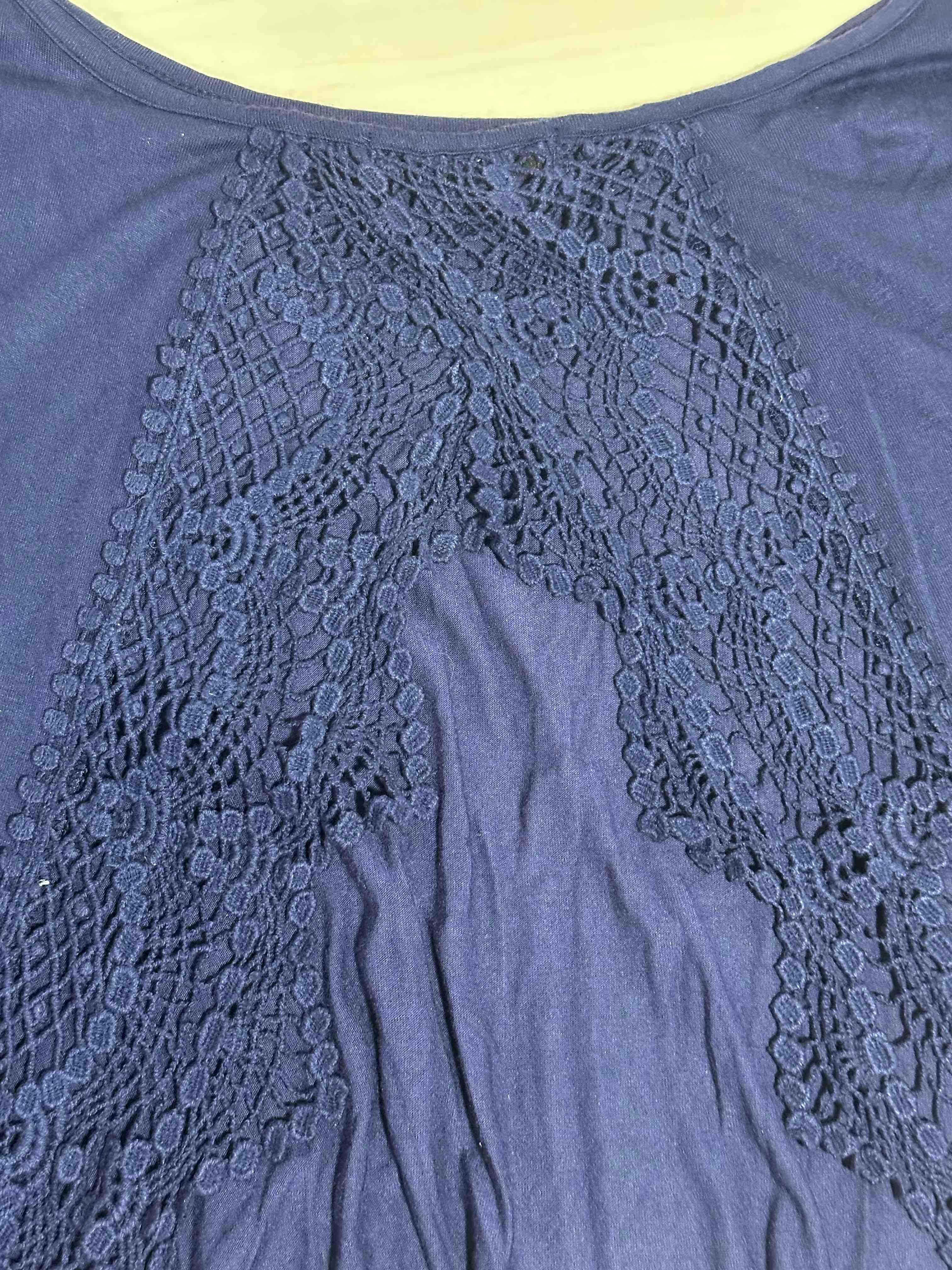 Camisa azul marino con escote atrás, foto 3 de 4