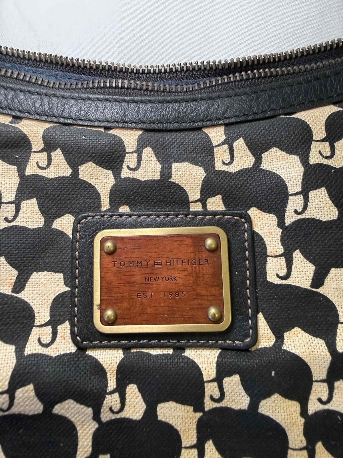Cartera Tommy Hilfiger de lona y cuero negro con estampado, foto 3 de 4
