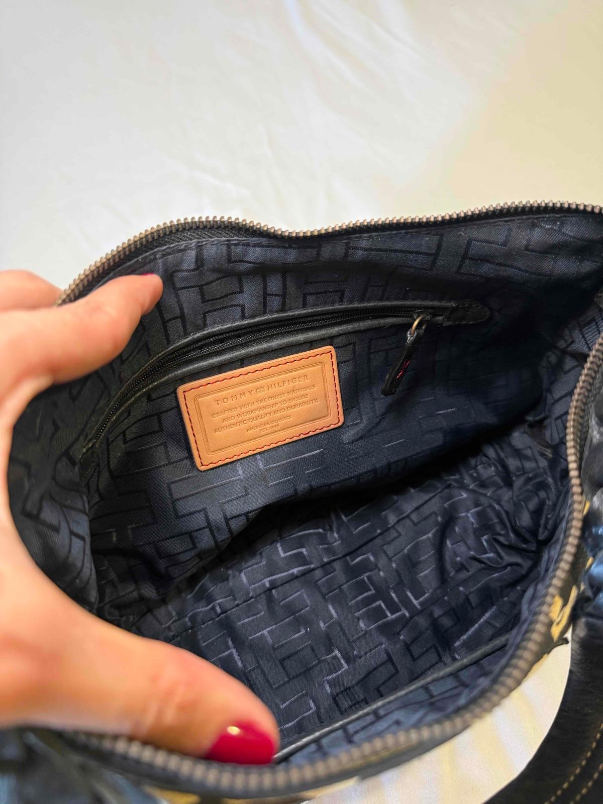 Cartera Tommy Hilfiger de lona y cuero negro con estampado, foto 4 de 4