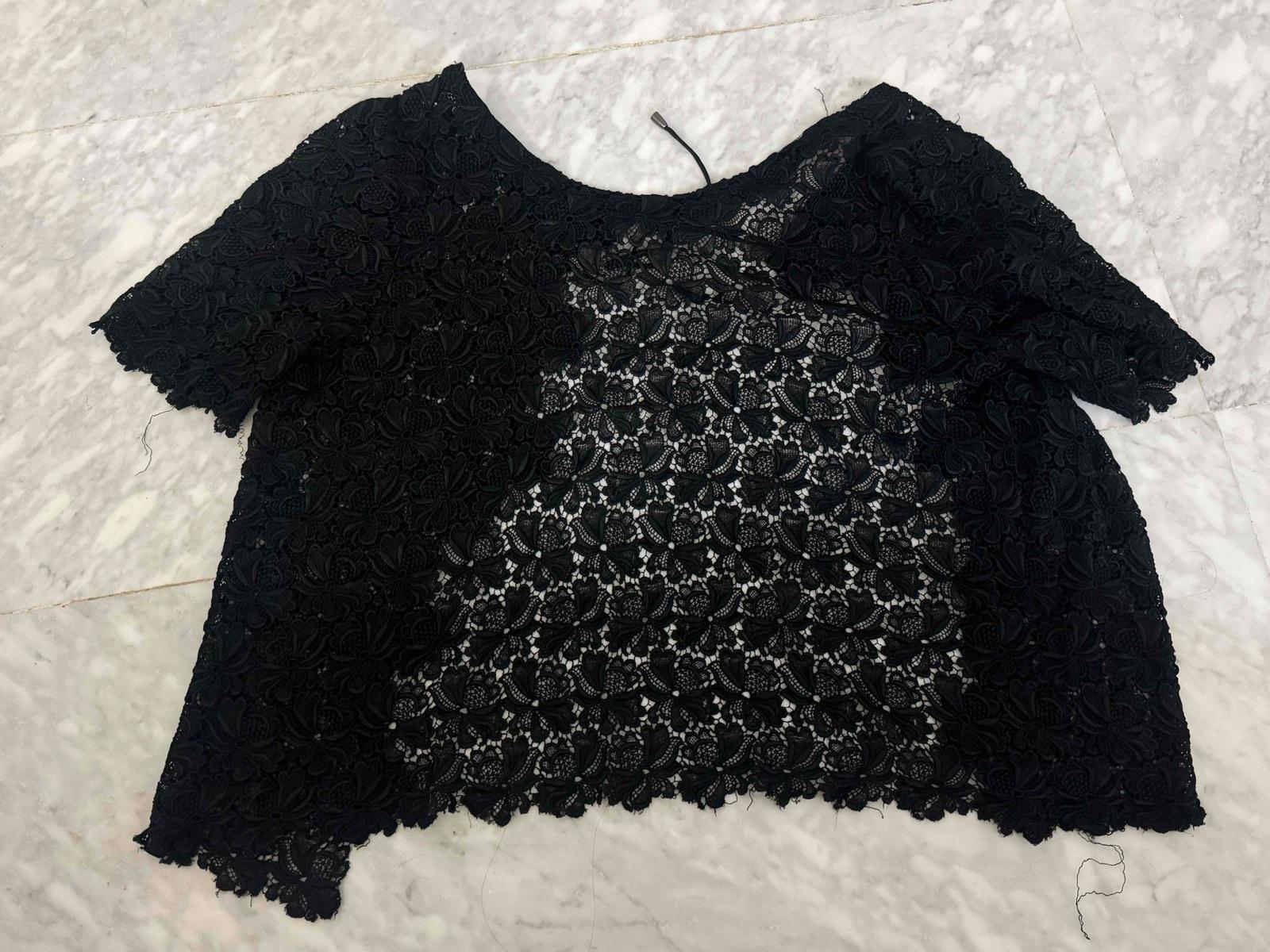 Blusa negra de encaje manga corta, foto 1 de 1