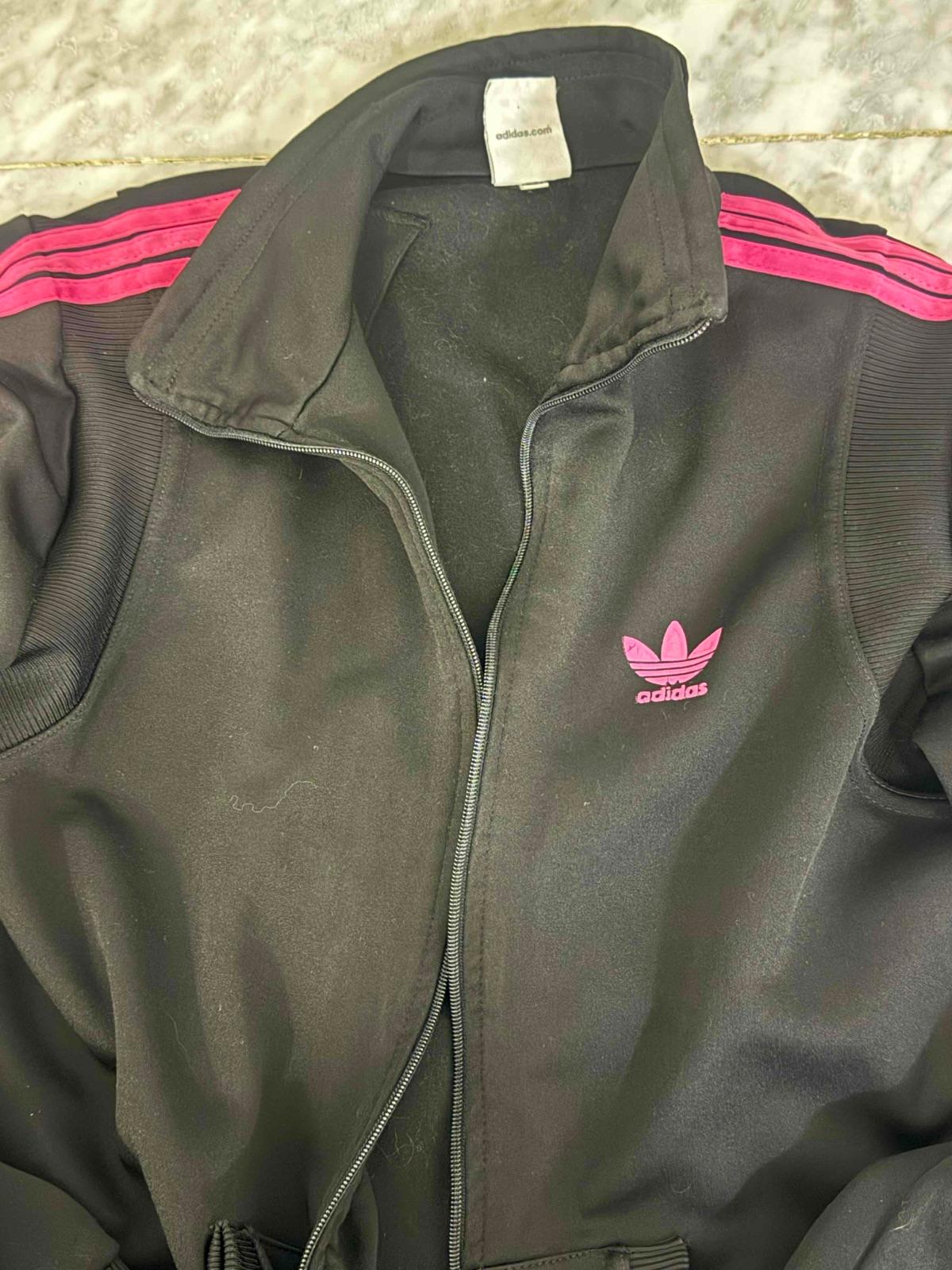 Chaqueta deportiva Adidas negra y rosada, foto 2 de 3