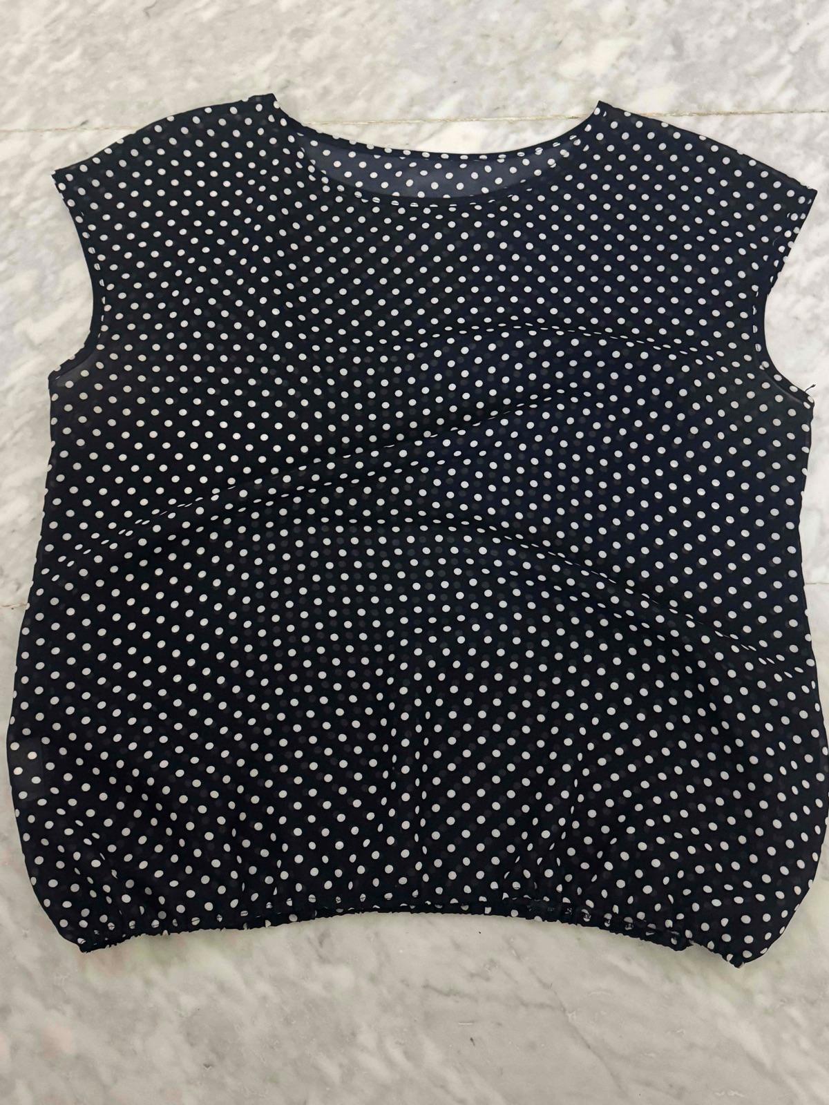 Blusa negra con lunares blancos sin mangas, foto 1 de 1