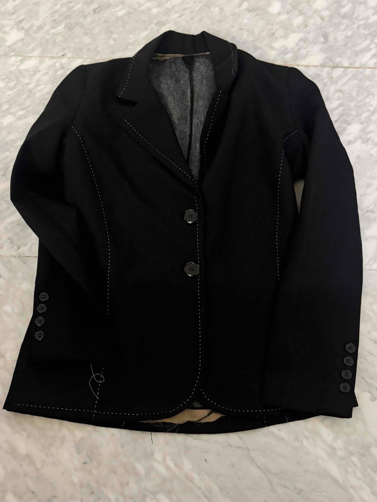 Blazer negro de mujer con costuras decorativas blancas, foto 1 de 1