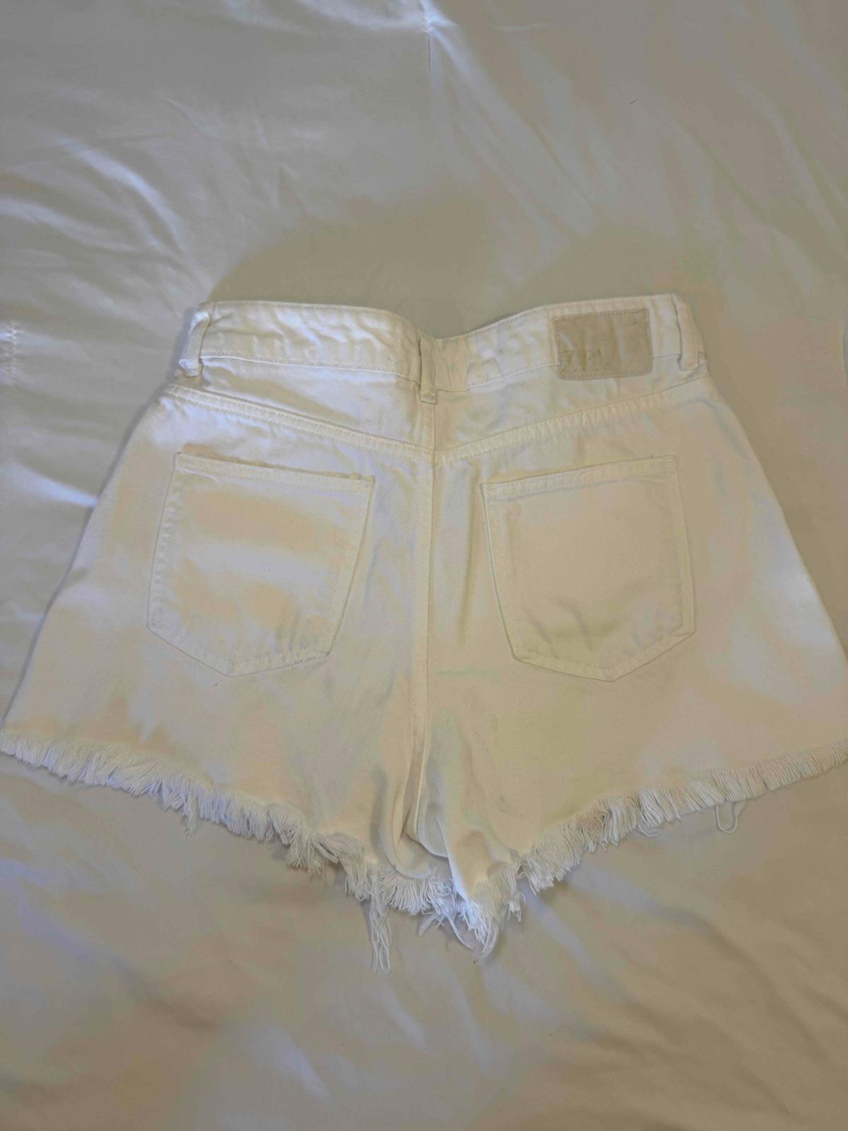 Shorts de jean blancos Zara talla EUR 38, foto 4 de 4