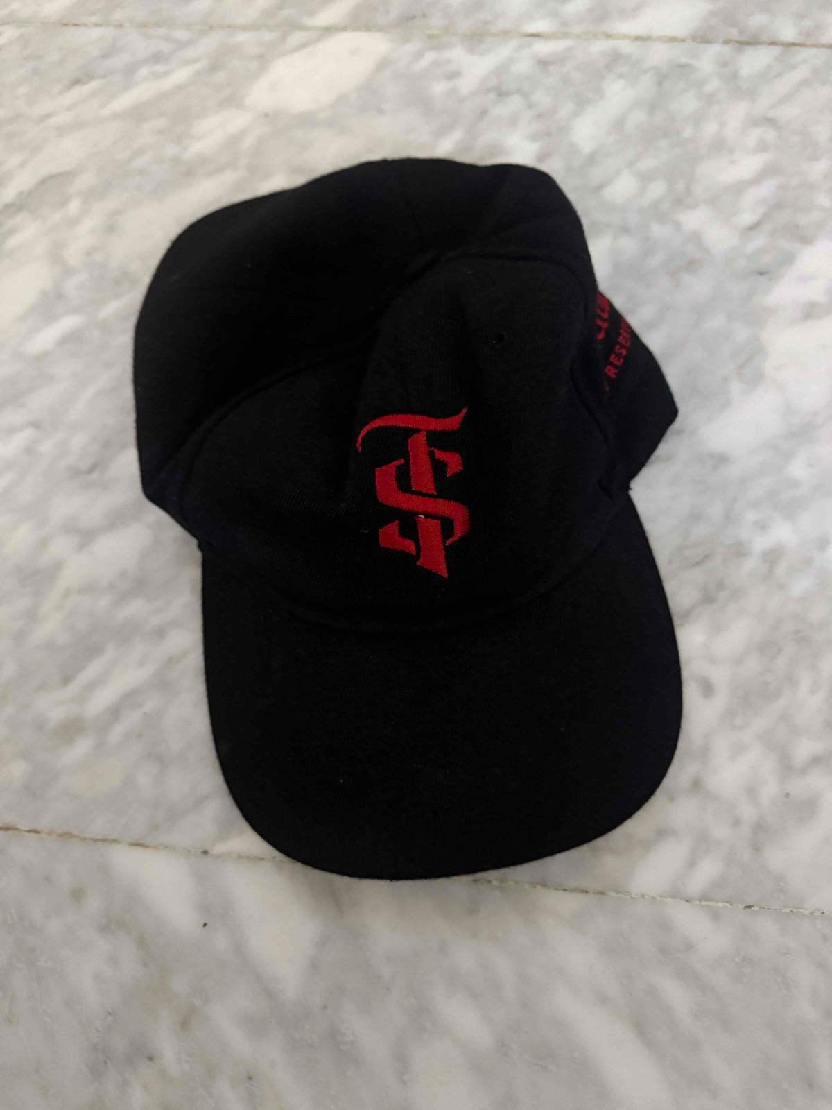 Gorra negra con bordado rojo, foto 1 de 1