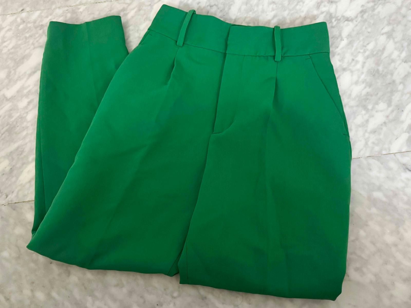 Pantalón verde de mujer, foto 1 de 2