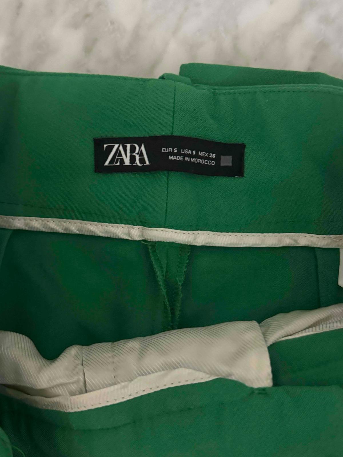 Pantalón verde de mujer, foto 2 de 2